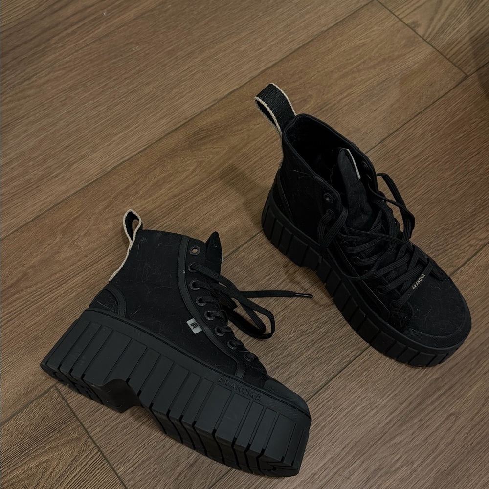 Akanoma boots - BRAND NEW - platform